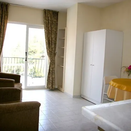 Aparthotel Life 3*